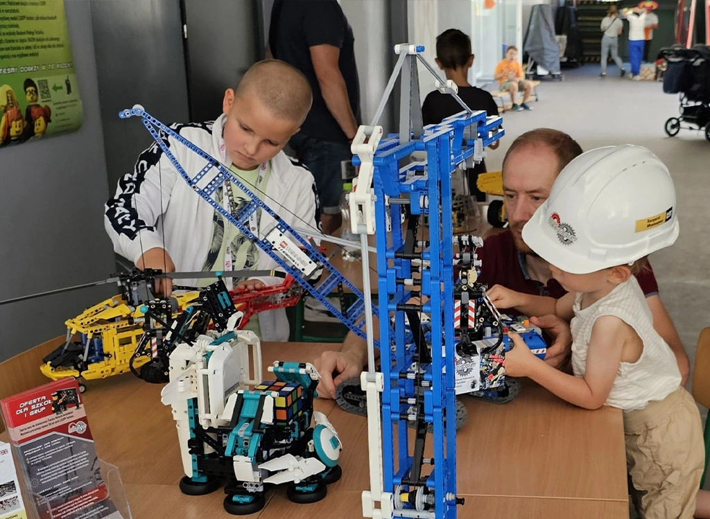 SMT- pokazy modeli LEGO Technic w Krakowie i okolicach dla szkół i firm