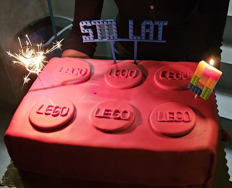Tort urodziny lego Świat Małych Techników